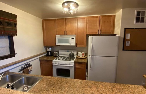Big Bear Cabin | Quiet Cabin Retreat with quick access to Hwy 38 to Redlands and Lucerne Valley.