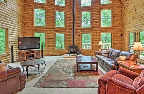 Carbon Hill Cabin | Quiet Cabin w/ Hot Tub ~ 15 Mi to State Parks!