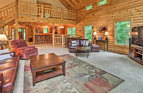 Carbon Hill Cabin | Quiet Cabin w/ Hot Tub ~ 15 Mi to State Parks!