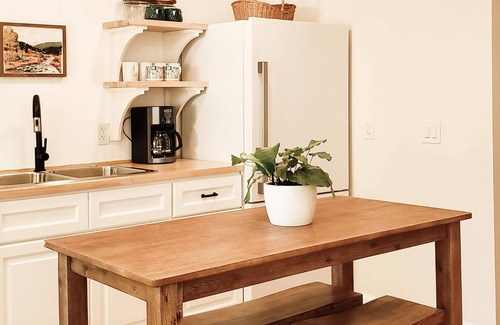 Colonial Beach House | Quiet Clean Cozy Whole Home Sleeps 8 ~ Walk to Water ~ Fast Wi-fi ~ Hike Nearby!