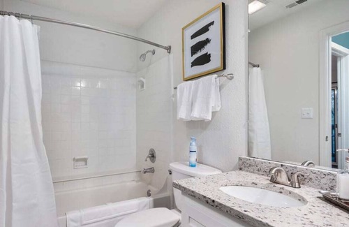Meadowbrook Apartment | Quiet Community | Top Floor | Fast WiFi