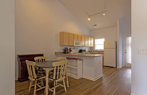 Wilmington Condo | Quiet Condo Between Carolina Beach and Downtown ILM - 2 Beds 2 Baths Sleeps 3