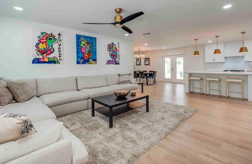 Melrose Village Villa | Quiet Contemporary Deluxe Estate 4BD/3BA: Old Town Scottsdale