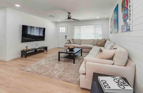 Melrose Village Villa | Quiet Contemporary Deluxe Estate 4BD/3BA: Old Town Scottsdale