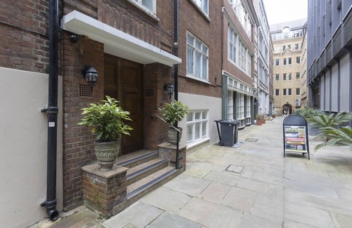 Temple Apartment | Quiet cosy stylish central, off Fleet Street