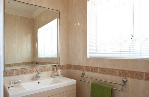 Somerset West Cottage | Quiet Cottage near golf/beach/mountains (wifi+pool)