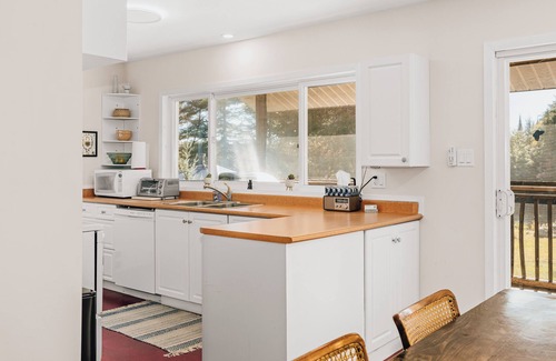 Perry Cottage | Quiet cottage on private lot minutes from town. Boater or snowmobieler delight!