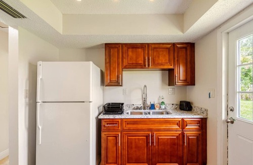 Sarasota Cottage | Quiet Cottage - Walk to Siesta Key - Relax Or WORK