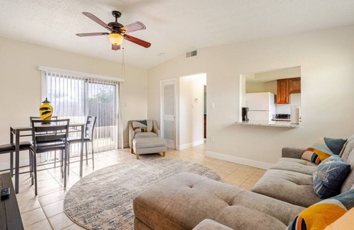 Sarasota Cottage | Quiet Cottage - Walk to Siesta Key - Relax Or WORK