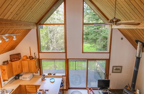 Lopez Island Cottage | Quiet Cottage with Free WiFi and Cable - Short Walk to Spencer Spit State Park