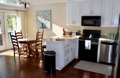 Hardwick House | Quiet Cove and Lakefront! Summer dates available!