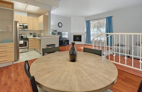 Los Angeles Condo | Quiet Cozy 1-bedrm condo in a secure building near LAX/SoFI/Beach. Pet friendly!