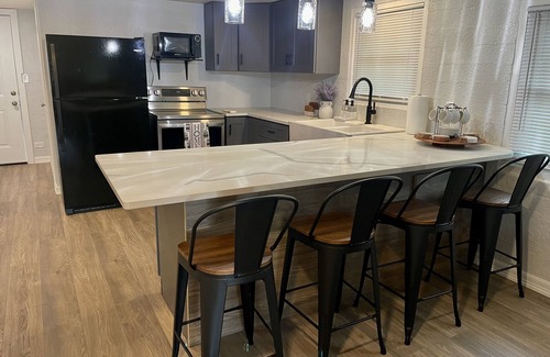 Dickinson House | Quiet & Cozy: Close to Galveston Bay & Kemah , Galveston & NASA Space center