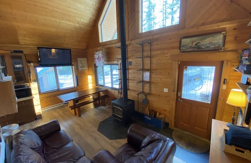 Malakwa Ski Chalet | Quiet & Cozy Log Cabin near Revelstoke & Sicamous