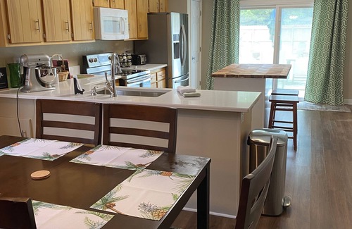 Navarre Cottage | Quiet, dog-friendly, cottage retreat - just 4 minutes from the beach!