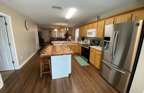 Navarre Cottage | Quiet, dog-friendly, cottage retreat - just 4 minutes from the beach!
