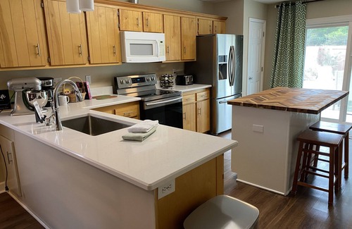 Navarre Cottage | Quiet, dog-friendly, cottage retreat - just 4 minutes from the beach!