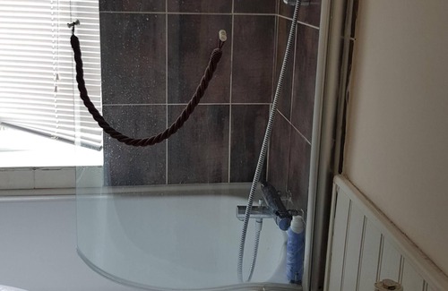 Luton House | Quiet escape is a 4 bedroom house that offers accommodations in Luton, just 26