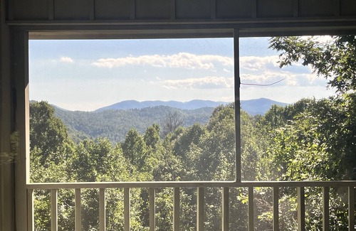 Saluda House | Quiet, Extensive Mountain View Escape with 40+ private acres - 3 miles from town