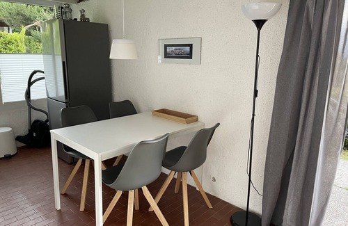 Aer House | Quiet, family-friendly holiday home in a holiday complex with pool and lake view