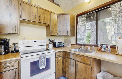 Downtown Cannon Beach House | Quiet Home in the Woods with Private Deck - Walk to Beach and Haystack Rock