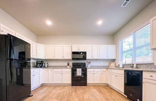 Wilmington House | Quiet Home w/ King Bed Near Golf Course + Beaches