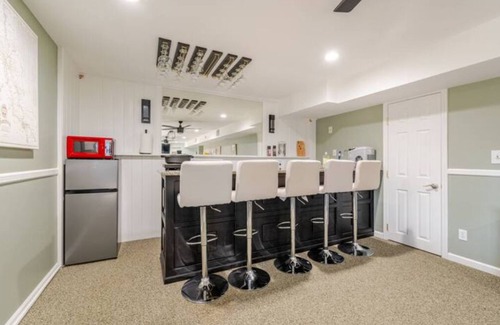 Middle Hope House | Quiet Hudson Valley Getaway with Sauna, Hot Tub & Gym