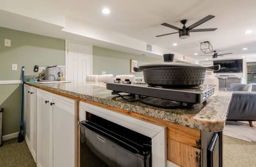 Middle Hope House | Quiet Hudson Valley Getaway with Sauna, Hot Tub & Gym