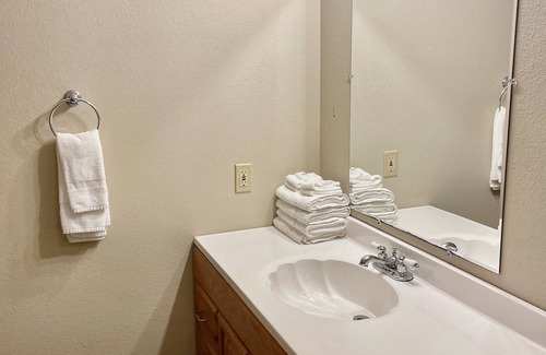 Graham Hotel | Quiet lakeview setting in a quiet tree covered property