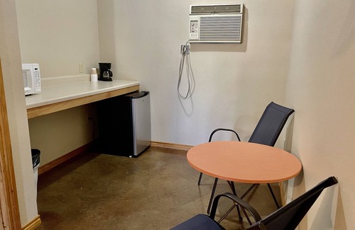 Graham Hotel | Quiet lakeview setting in a quiet tree covered property