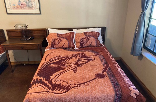 Graham Hotel | Quiet lakeview setting in a quiet tree covered property