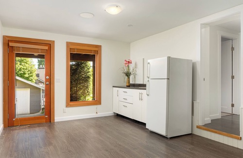 Dundarave House | Quiet Modern Dundadrave Oasis