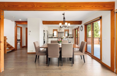 Dundarave House | Quiet Modern Dundadrave Oasis