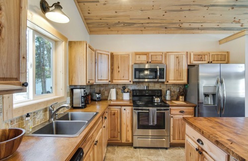 Fairplay Cottage | Quiet Mtn Cabin w/Deck < 5 Mi to Fairplay Beach!