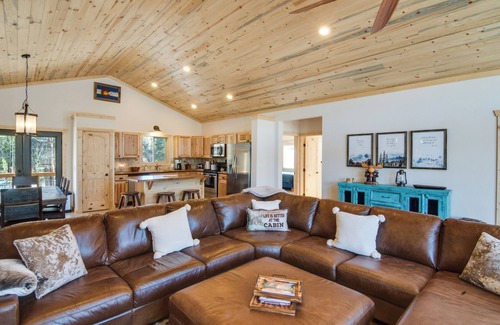 Fairplay Cottage | Quiet Mtn Cabin w/Deck < 5 Mi to Fairplay Beach!