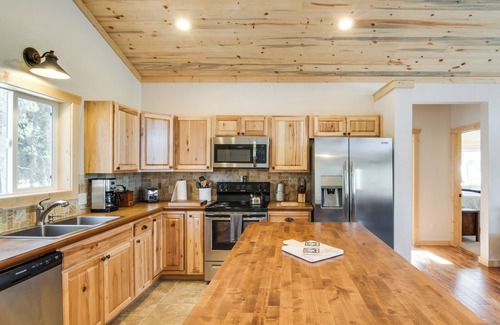Fairplay Cottage | Quiet Mtn Cabin w/Deck < 5 Mi to Fairplay Beach!