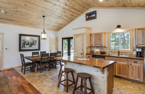 Fairplay Cottage | Quiet Mtn Cabin w/Deck < 5 Mi to Fairplay Beach!