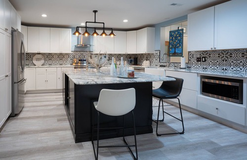 St. Clair County Other | Quiet new farmhouse, sleeps 8-10 with huge kitchen and side yard, & gas grill!