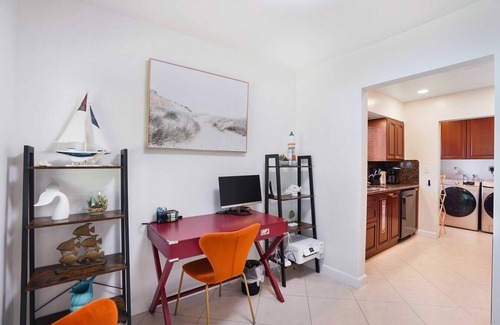 Downtown Hollywood House | Quiet Oasis Steps From Shops near the Beach -CS61