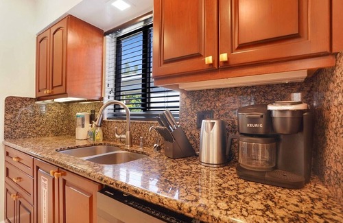 Downtown Hollywood House | Quiet Oasis Steps From Shops near the Beach -CS61