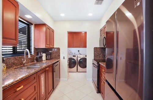 Downtown Hollywood House | Quiet Oasis Steps From Shops near the Beach -CS61