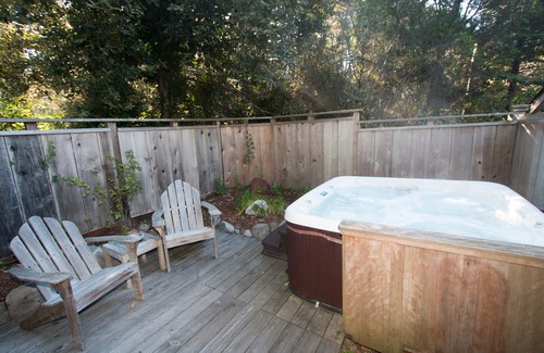 Mendocino House | Quiet Redwood living close to Mendocino Village