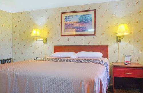 Bay City Hotel | Quiet Retreat Near Downtown Bay City – Comfortable Room and Free Parking