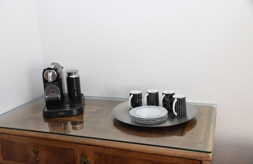 Wilmersdorf Apartment | Quiet room in City West Berlin-Wilmersdorf with luxurious rain shower