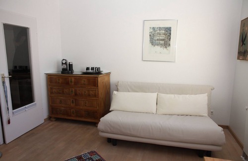 Wilmersdorf Apartment | Quiet room in City West Berlin-Wilmersdorf with luxurious rain shower