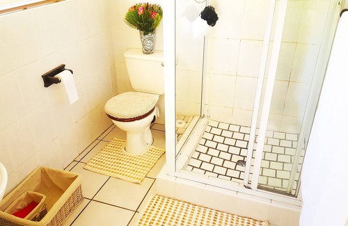 Kuils River House | Quiet room in leavy suburb, 5 minutes away from wine farms