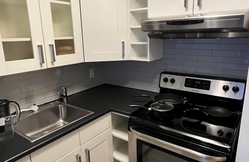 Church and Wellesley Apartment | Quiet room near college station