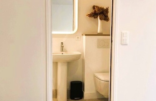 Charbonnieres-les-Bains Apartment | Quiet studio in a green setting