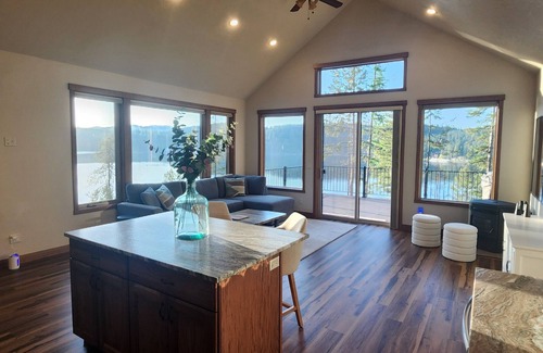 Coeur d'Alene Cottage | Quiet secluded Lake front Cabin on Lake Coeur D'Alene