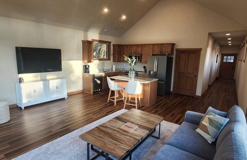 Coeur d'Alene Cottage | Quiet secluded Lake front Cabin on Lake Coeur D'Alene